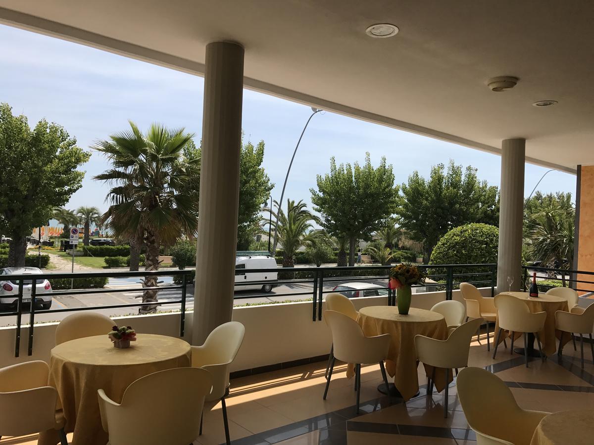 Hotel Atlas Alba Adriatica Exterior foto
