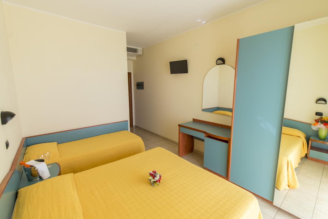 Hotel Atlas Alba Adriatica Exterior foto