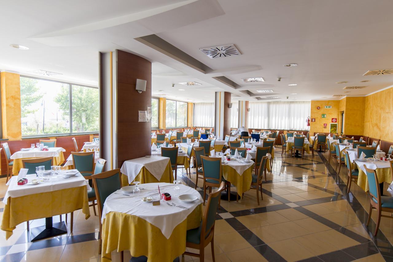 Hotel Atlas Alba Adriatica Exterior foto